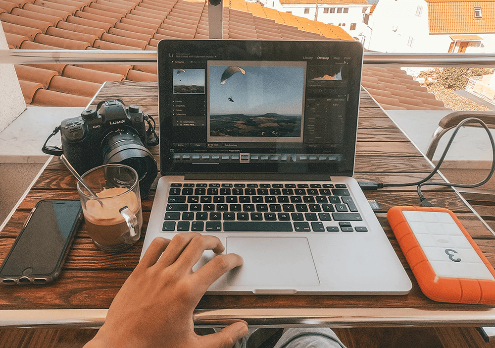 photographer enjoying remote work policies